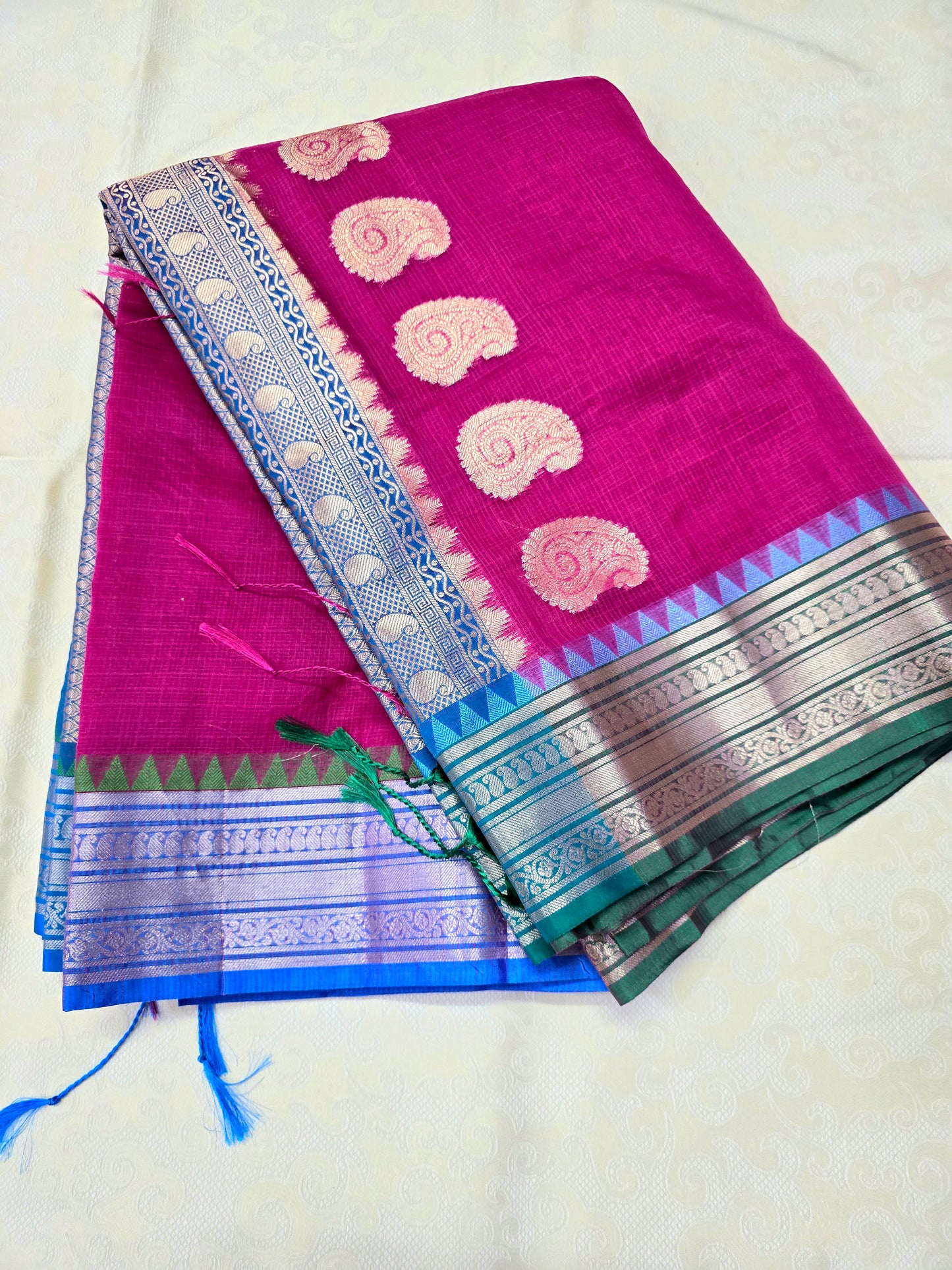 this saree features a stunning Ganga Jamuna border