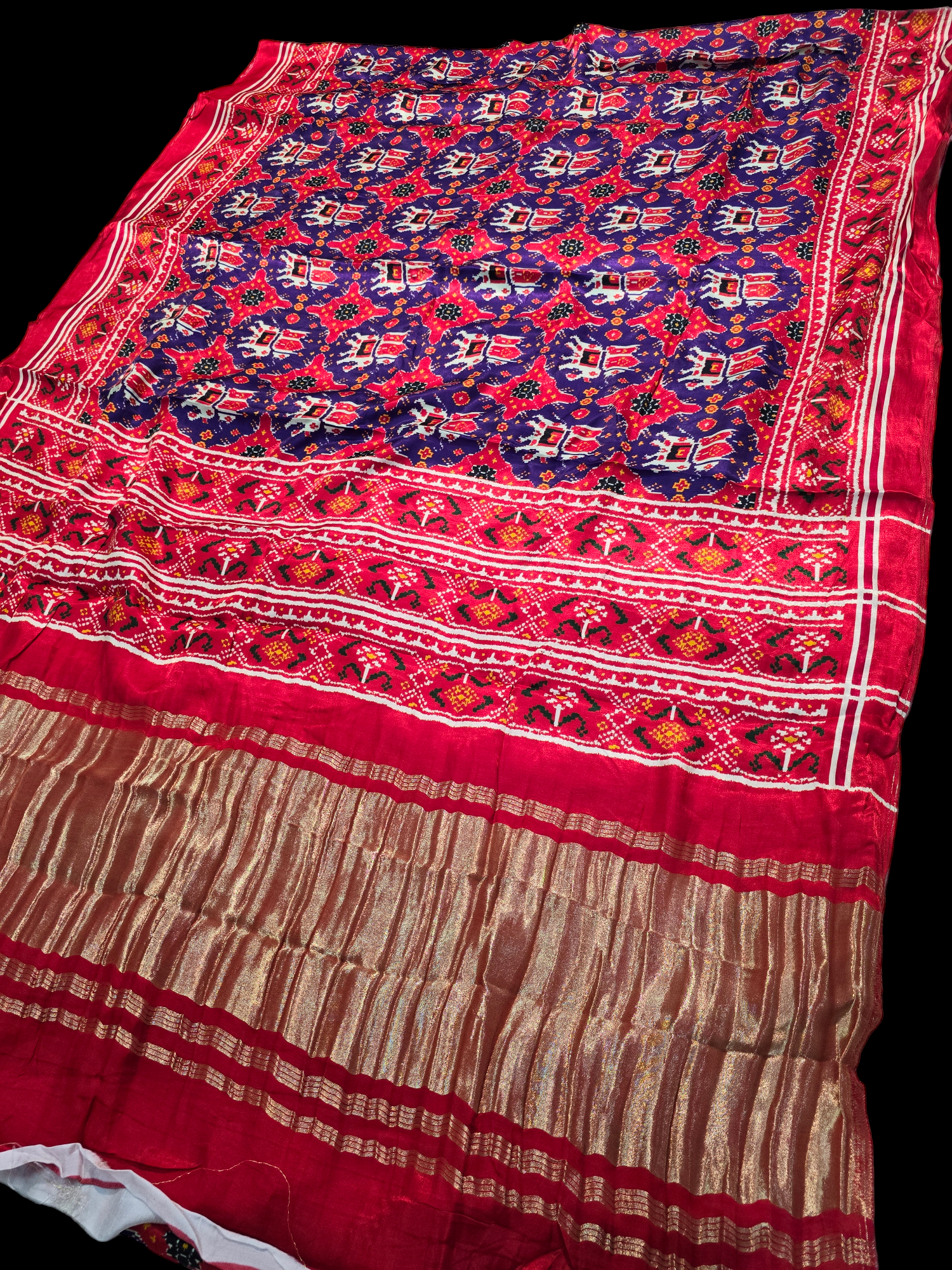 The tissue pallu adds to its charm, making it perfect for creating a stunning impression at weddings 